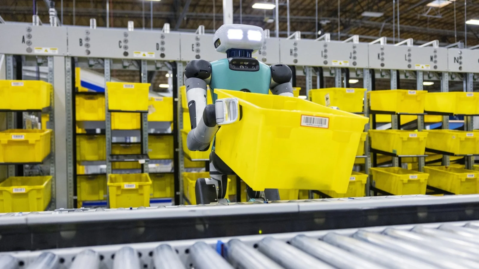 Amazon er begyndt at bruge Agility Robotics' Digit humanoide robotter i sine lagre.
