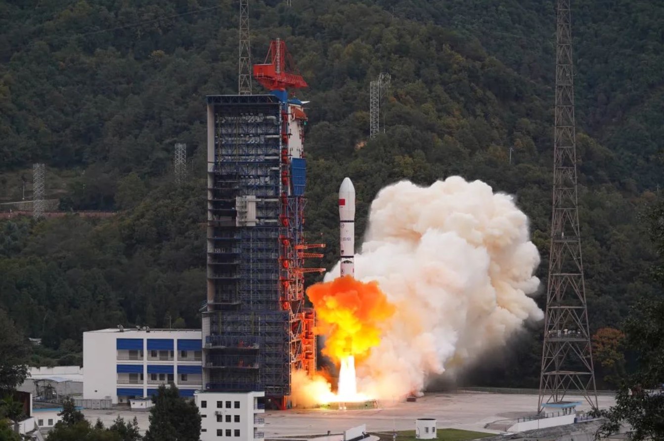 Kina er begyndt at bygge sin egen pendant til Starlink - Long March 2D-raketten sendte den første internetsatellit Guowang i kredsløb.