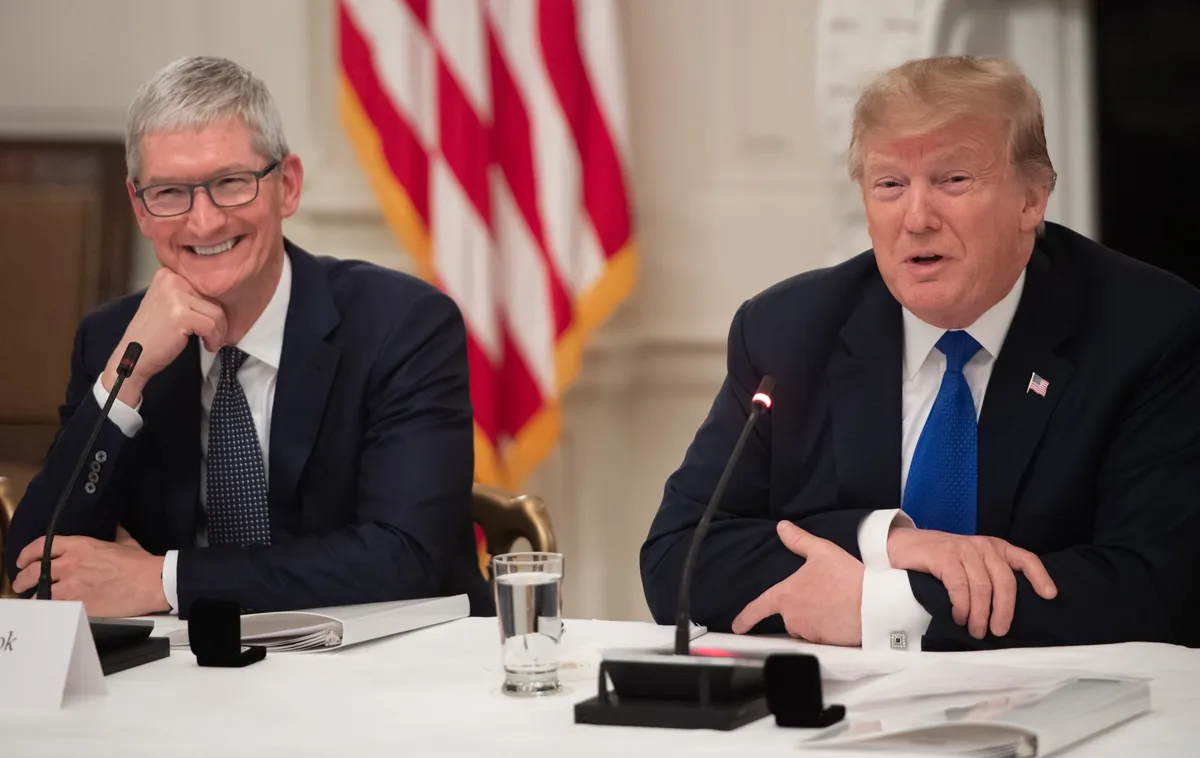 Tim Cook deltager i præsident Trumps indsættelsesarrangementer