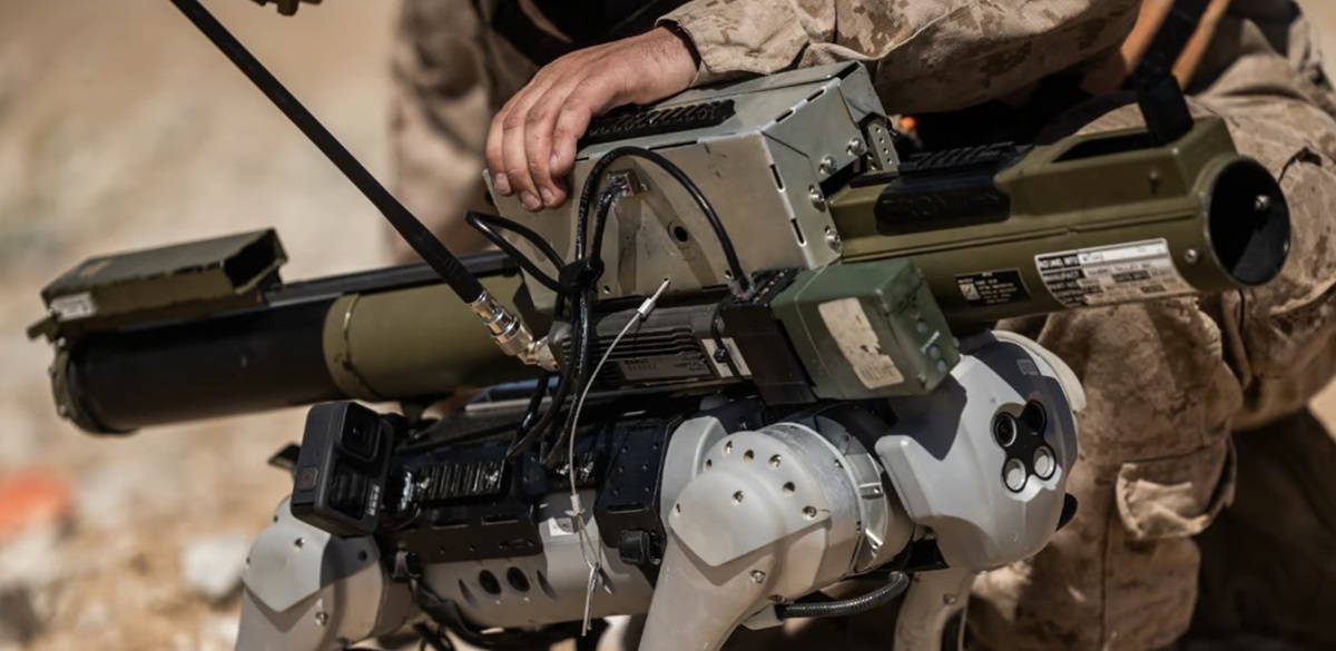 US Marines har udstyret en kinesisk robothund med en M72 LAW-missilkaster.