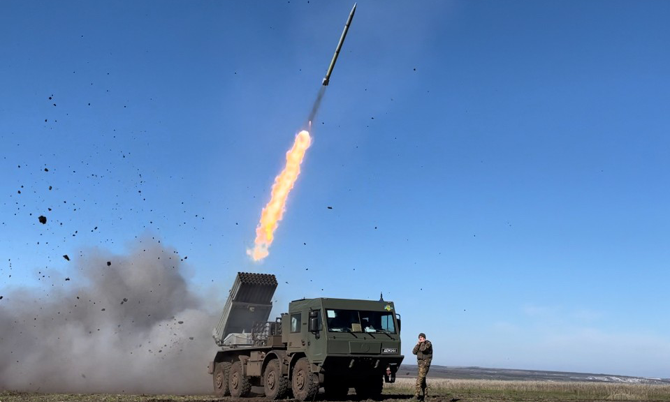 Ukraines væbnede styrker viste en video af brugen af det tjekkiske RM-70 Vampire multiple rocket launcher system.