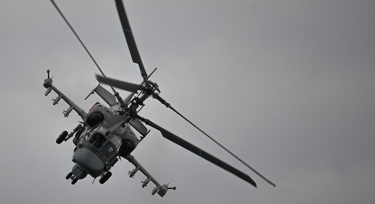 De ukrainske væbnede styrker nedskød en russisk Ka-52 Alligator angrebshelikopter til en værdi af 16 millioner dollars ved hjælp af et mandbårent jord-til-luft-missilsystem.