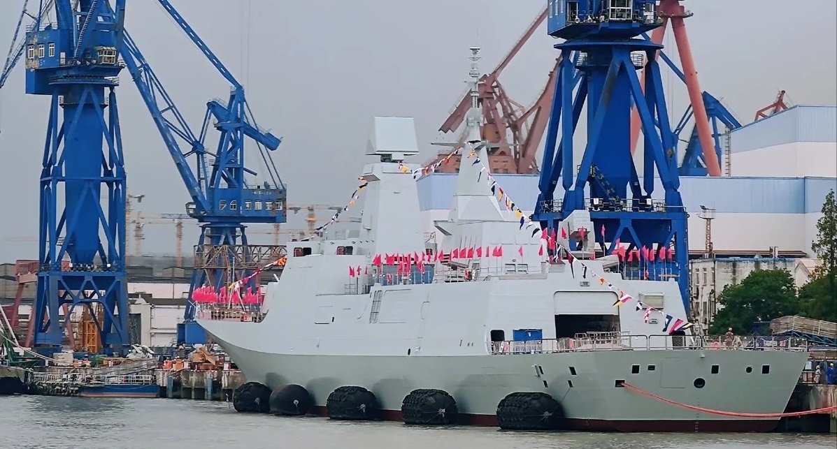 Hudong Zhonghua Shipbuilding har søsat den første elektriske fregat med styrede missiler i Type 054B-klassen til den kinesiske flåde.