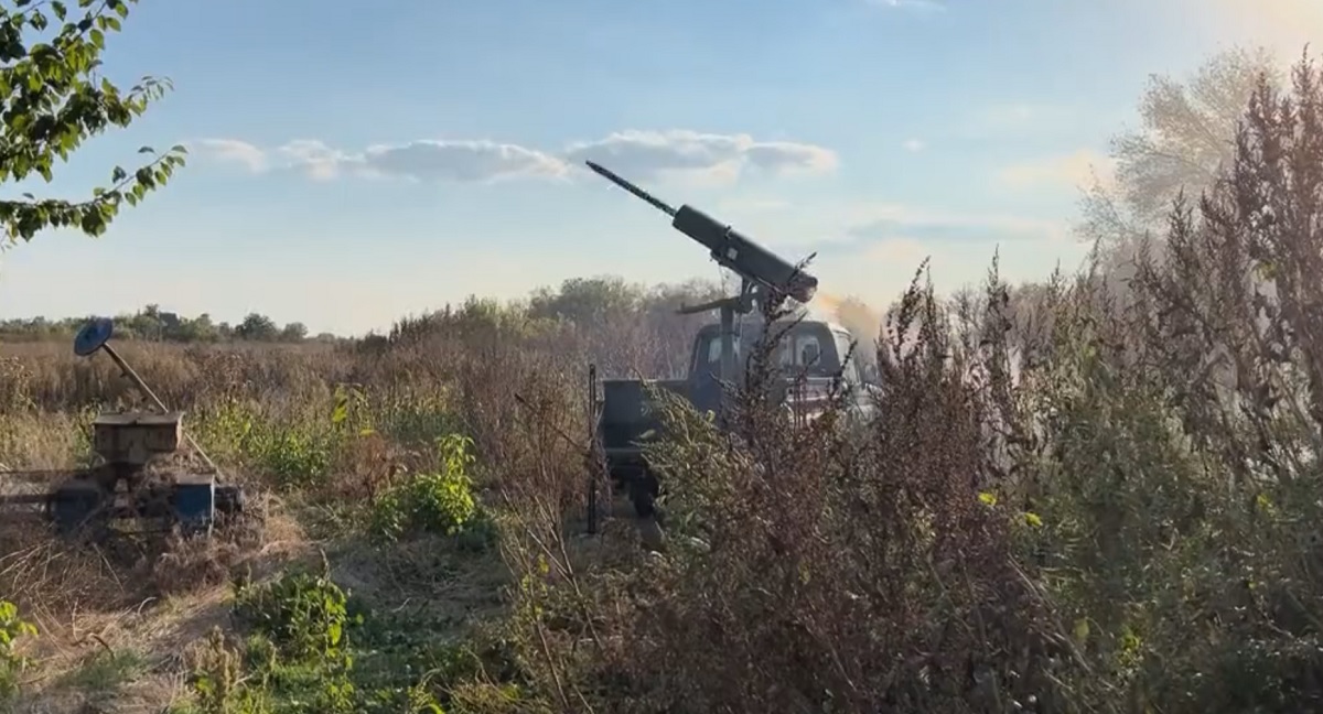 Det ukrainske militær har skabt et improviseret multiraketkastersystem af en LAU-131 flyraket og Hydra 70 ustyrede raketter på basis af et terrængående køretøj.