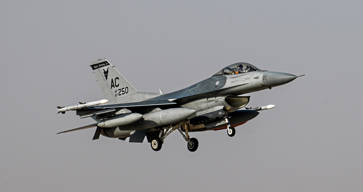 Amerikanske F-16 Fighting Falcon-kampfly er ankommet fra USA til Mellemøsten