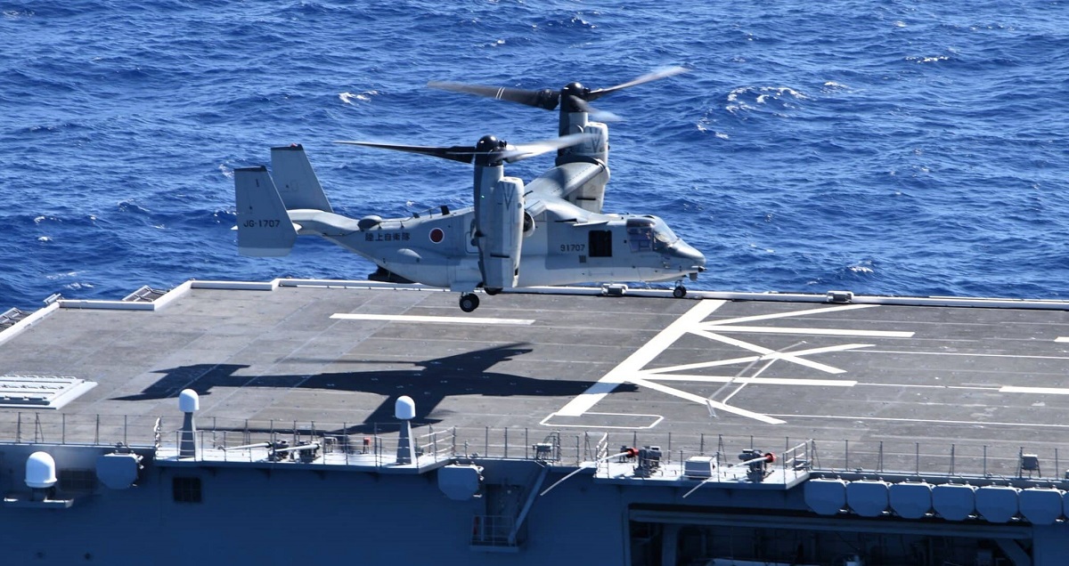 Amerikansk V-22 Osprey cabriolet landede for første gang i historien på et japansk helikopterhangarskib fra Maritime Self-Defence Force.