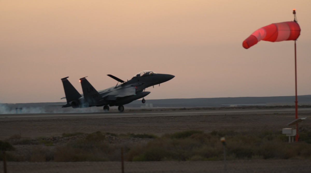 F-15E Strike Eagle-kampfly er ankommet til Mellemøsten efter A-10 Thunderbolt II midt i et militant Hamas-angreb på Israel.
