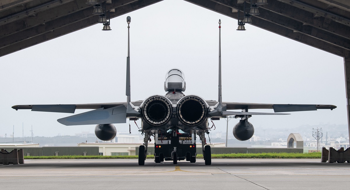 Det amerikanske luftvåben har gemt F-35A Lightning II- og F-15C Eagle-kampfly i hangarer på Kadena-basen for at beskytte flyene mod en tyfon.