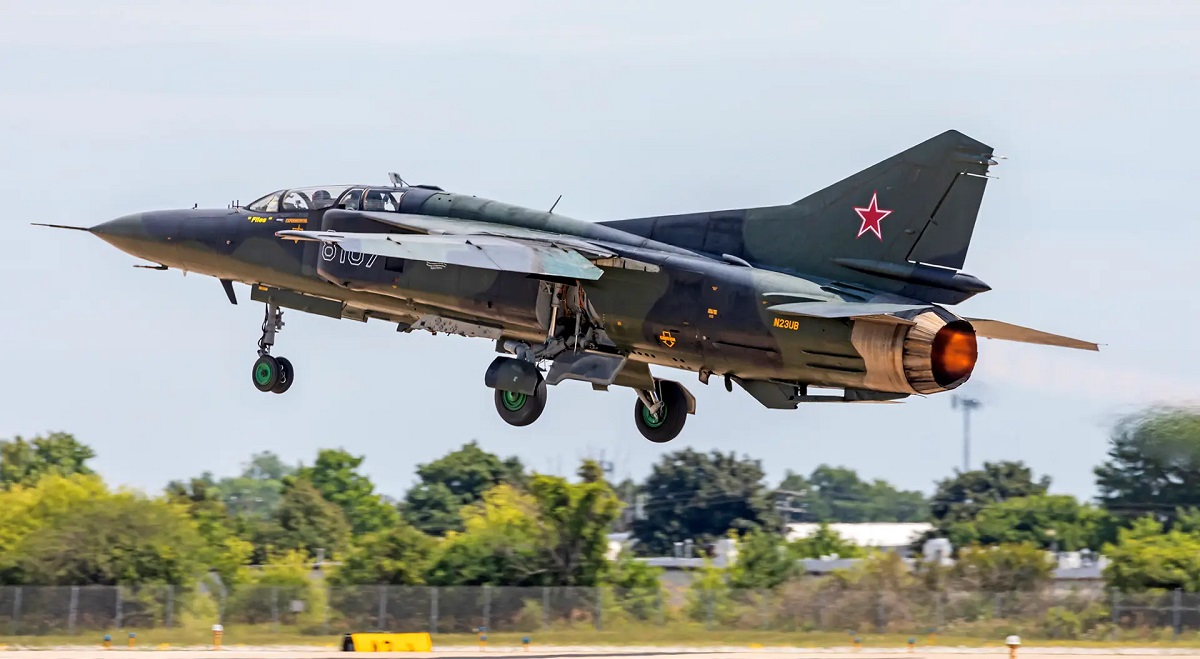 Et russisk MiG-23UB jagerfly styrtede ned i USA efter Thunder Over Michigan Air Show.