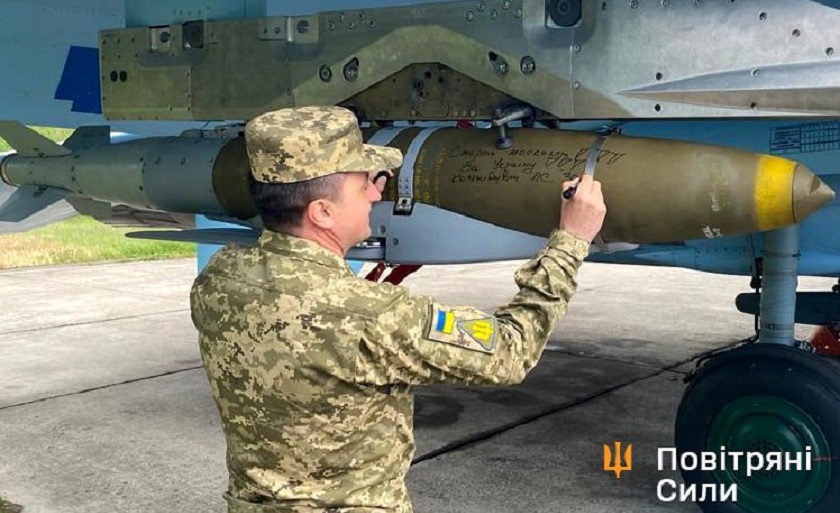 Ukrainske Su-27 jagerfly kan også affyre JDAM Extended Range smart bombs