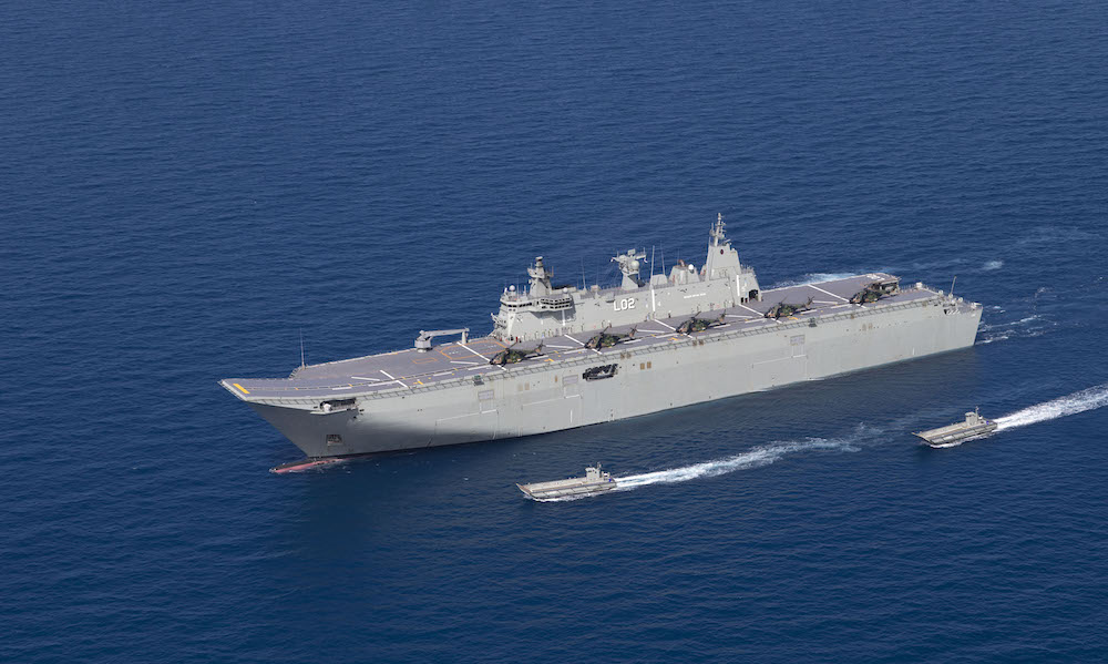 Australien har sendt sit største skib HMAS Canberra til Det Sydkinesiske Hav for at deltage i fælles øvelser med USA og Filippinerne.