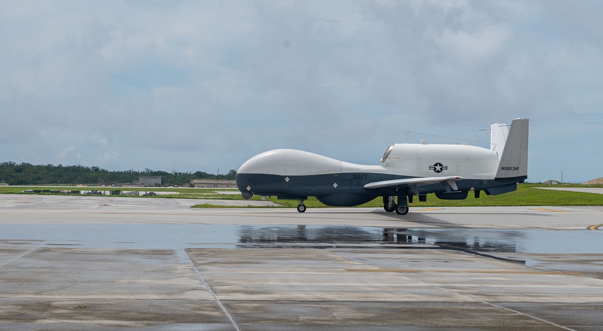 Den amerikanske flåde har sendt en eskadrille af MQ-4C Triton strategiske droner til Guam efter at have opnået indledende kampberedskab.