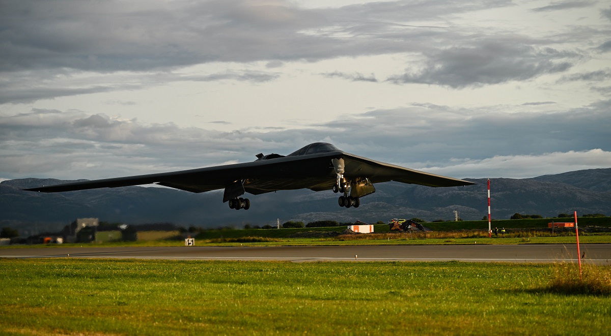 USA's atombombefly B-2 Spirit landede på det europæiske fastland for første gang i historien