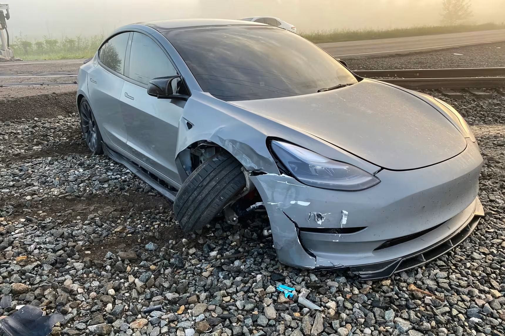 En Tesla-bil kunne ikke genkende et tog i tågen i selvkørende tilstand og forårsagede en ulykke, men uden personskader