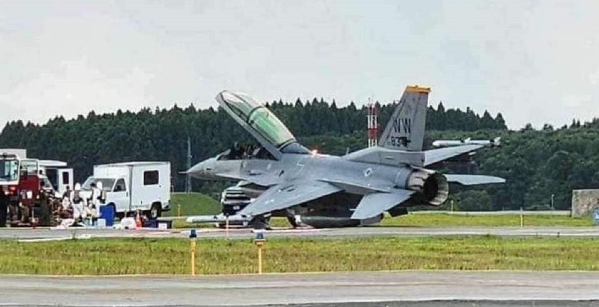 Det amerikanske luftvåben undersøger en nødsituation, der involverer et F-16D Fighting Falcon-kampfly på en luftbase i Japan.