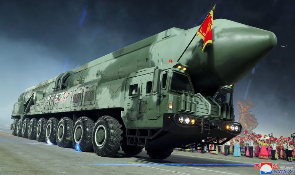 Nordkorea har afsløret det interkontinentale ballistiske missil Hwasong-18 med en rækkevidde på 15.000 km, som kan bære et atomsprænghoved på op til 1,5 ton.
