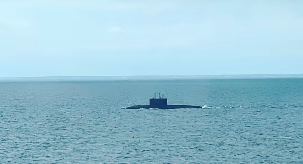 Finske beboere 100 kilometer fra Helsinki har fotograferet en russisk ubåd af Kilo-klassen med Kalibr-krydsermissiler.