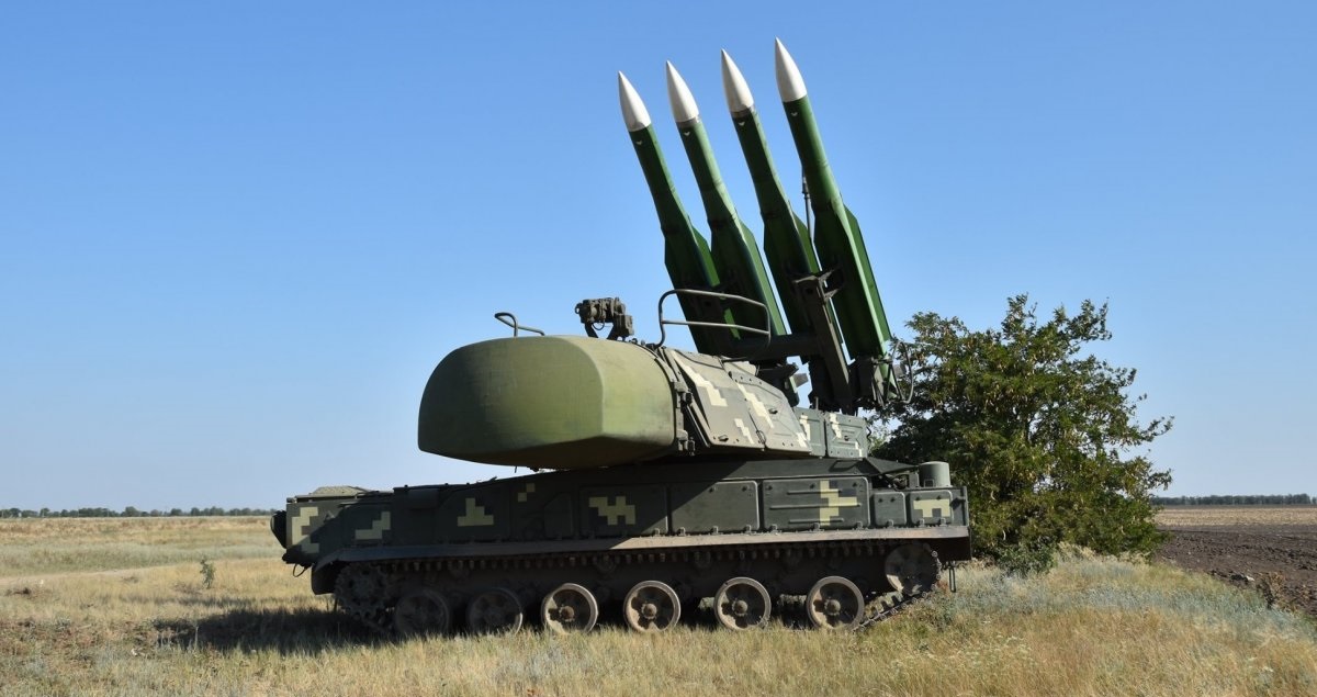 Ukraine og USA har skabt luftforsvarssystemet FrankenSAM baseret på Buk SAM-systemet, som kan affyre RIM-7 Sea Sparrow-missiler.