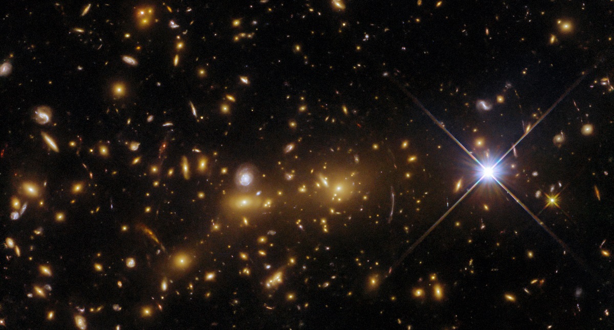 Hubble har afsløret fødslen af et kosmisk monster 8 mia. lysår væk i stjernebilledet Canes Venatici.