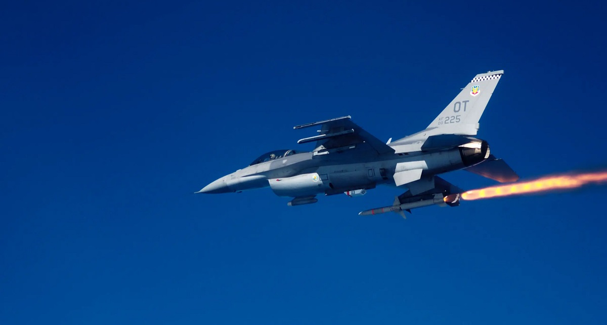 Leveringen af F-16 Fighting Falcon-kampfly til Vietnam vil være den største våbenoverførsel i historien mellem de tidligere modstandere under den kolde krig.