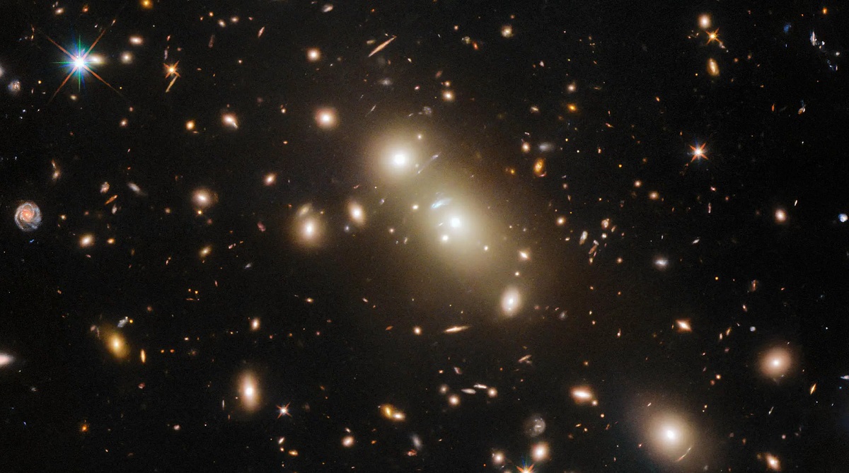 Hubble har fotograferet en massiv klynge af galakser 2,6 mia. lysår fra Jorden, som kan hjælpe med at studere mørkt stof.