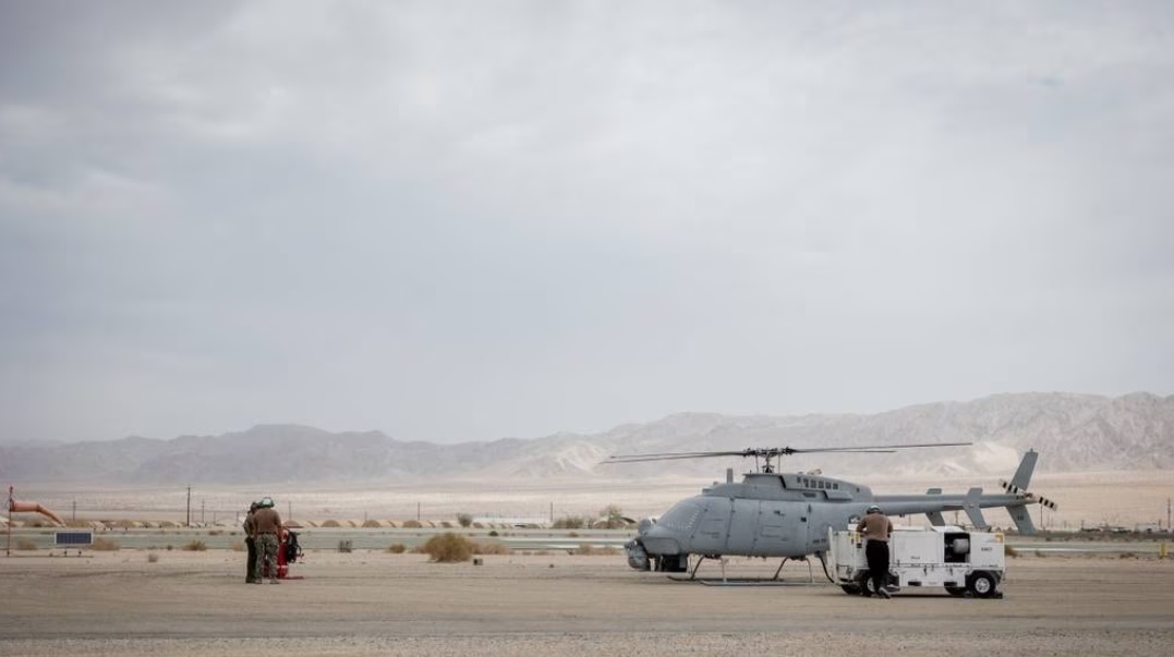 U.S. Marine Corps udførte sin første dronetankning nogensinde med en bemandet helikopter - en CH-53E Super Stallion tankede en MQ-8C Fire Scouts brændstofbeholdning.