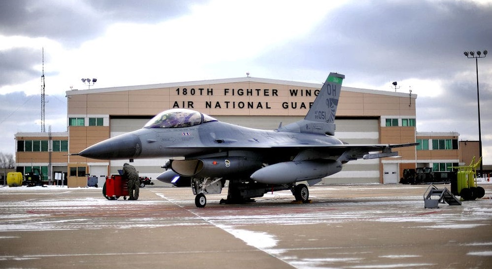 I USA efterlod et F-16 Fighting Falcon-kampfly to brændstoftanke på jorden på grund af en nødsituation under en træningsmission.