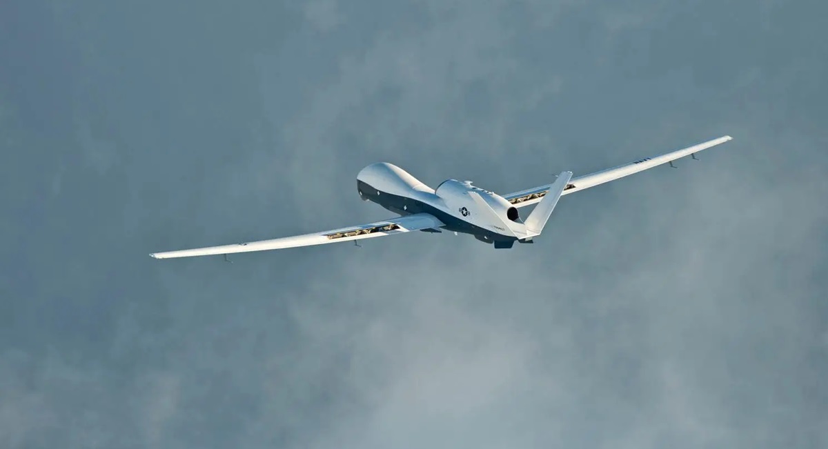 Australiens første strategiske MQ-4C Triton-drone fløj sin første tur på Northrop Grumman-fabrikken.