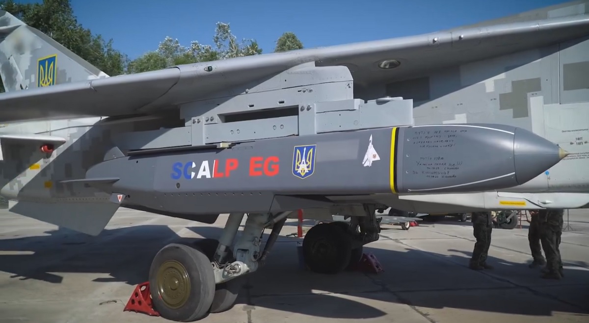 Zelenskyy viste først franske SCALP-EG-missiler med en rækkevidde på mere end 250 kilometer på et ukrainsk Su-24-frontbombefly.