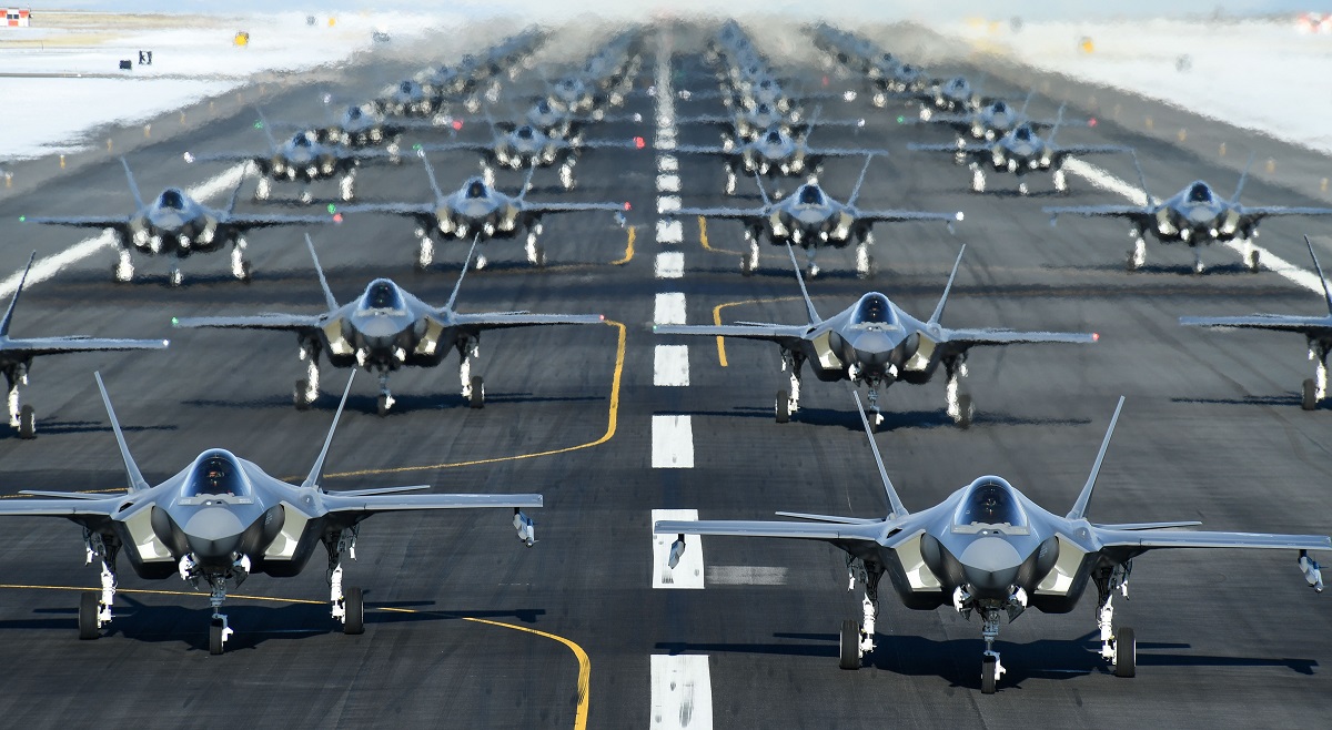 Lockheed Martin og Tyskland har underskrevet den første kontrakt under det 9 mia. dollars store F-35 Lightning II femtegenerations kampflyprogram.