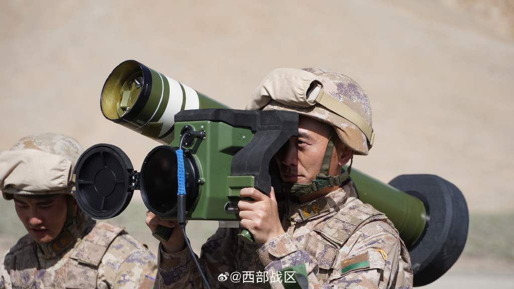 Kineserne har afsløret det 18.000 dollars dyre Red Arrow-12 anti-tank missilsystem, som anses for at være en analog til FGM-148 Javelin.