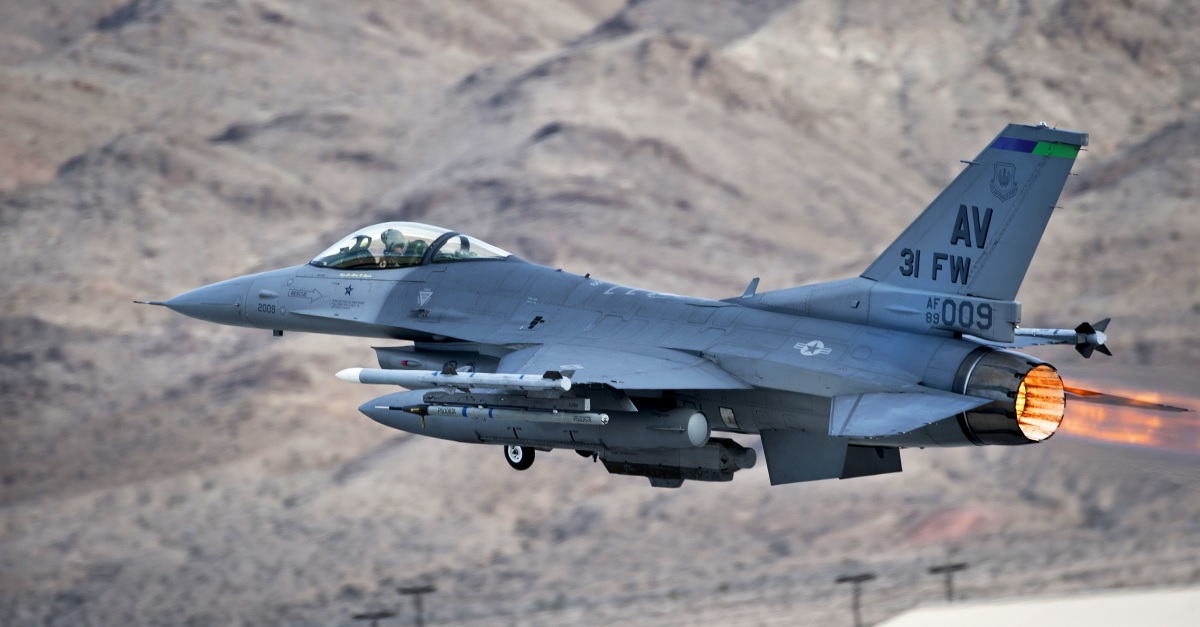 Amerikansk F-16 Fighting Falcon-kampfly ødelægger tyrkisk drone for første gang i historien