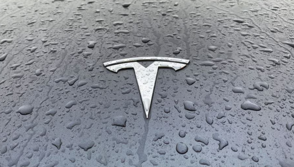 Teslas autopilot kører ind i parkeret lastbil i Pennsylvania