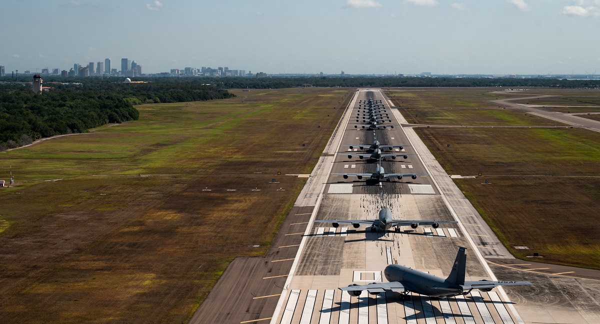 Det amerikanske luftvåben evakuerede KC-135 Stratotanker-fly på grund af kategori 3-orkanen Idalia, der ramte Florida.