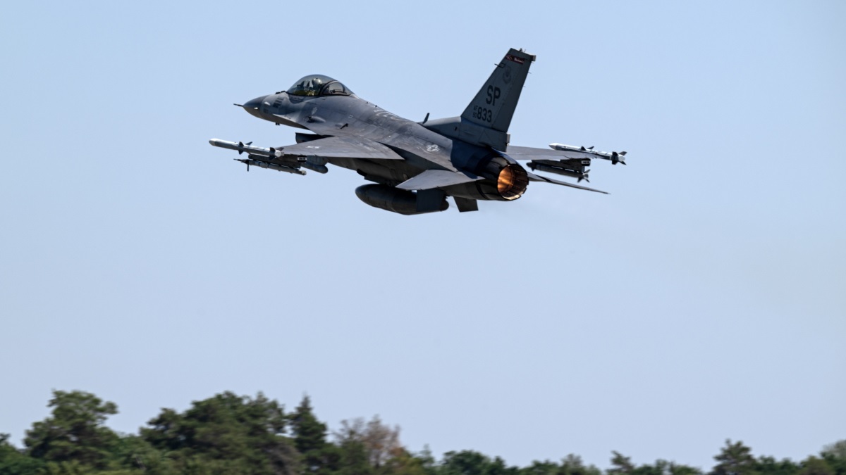 Det amerikanske luftvåben har sendt fjerdegenerations F-16 Fighting Falcon-kampfly til Polen i stedet for F-15E Strike Eagle-kampfly.