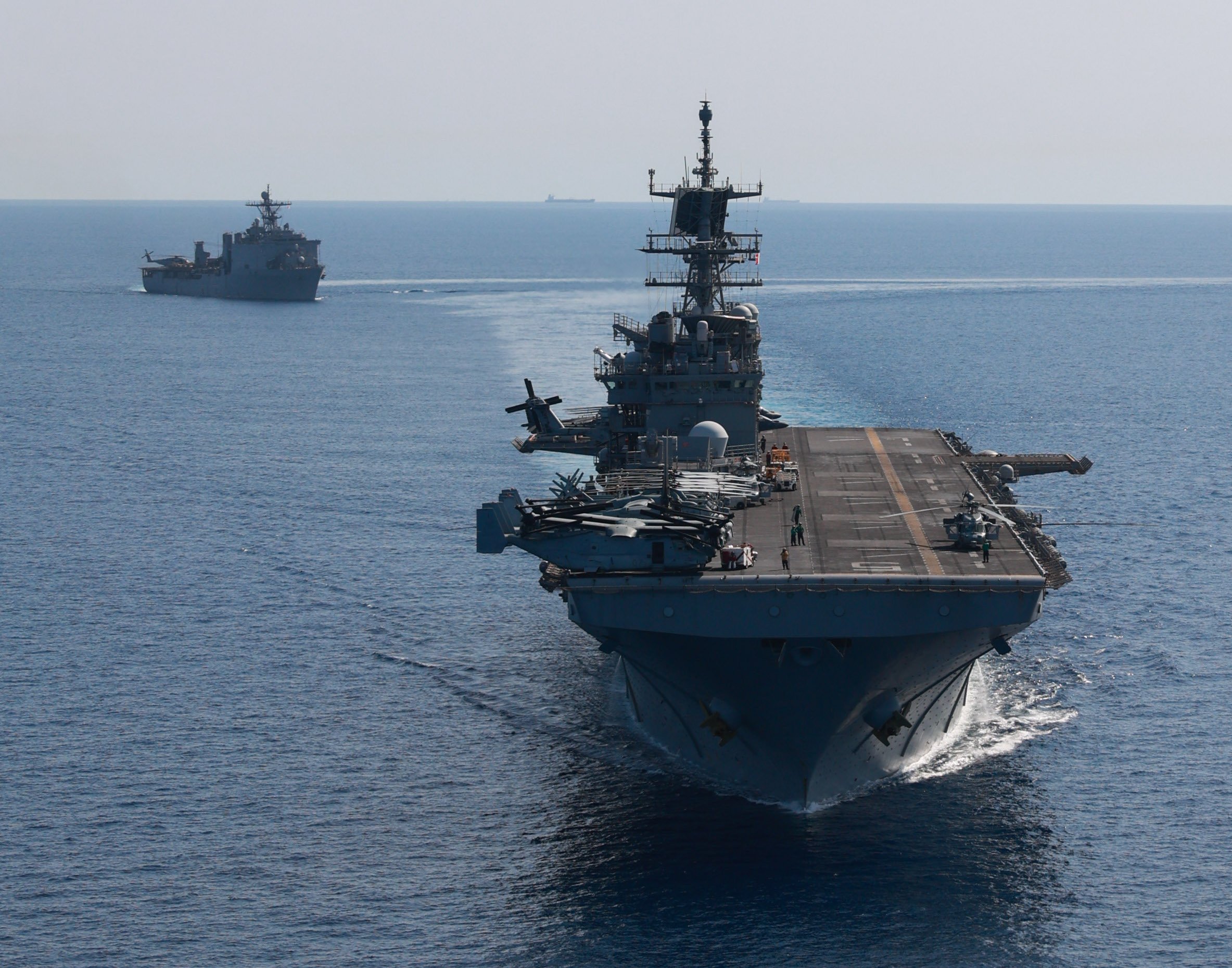 USA vil efterlade de amfibiske angrebsskibe USS Carter Hall og USS Bataan i Det Røde Hav sammen med tre Arleigh Burke-klasse missildestroyere.