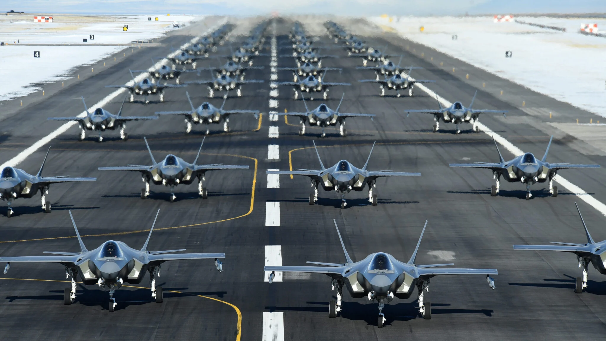 Det amerikanske luftvåben betaler i gennemsnit 82,5 millioner dollars for et F-35A-kampfly, mens F-35B og F-35C koster mere end 100 millioner dollars.