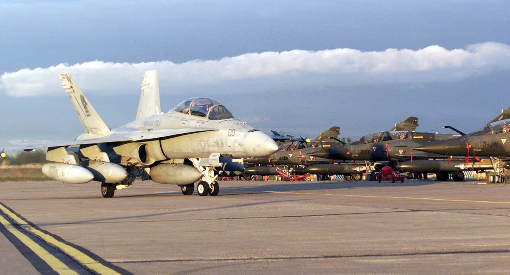 Et F/A-18D Hornet-kampfly fra US Marine Corps styrtede ned nær en militærbase i Californien.