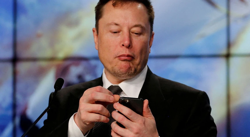Politiet vil ikke give Elon Musk en bøde for at bruge en smartphone, mens han kører en Tesla med fuld selvkørsel aktiveret