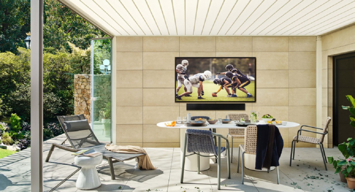 Samsung har afsløret The Terrace, et stort tv med Neo QLED-skærm, vand- og støvtæt til udendørs brug til 20.000 dollars.