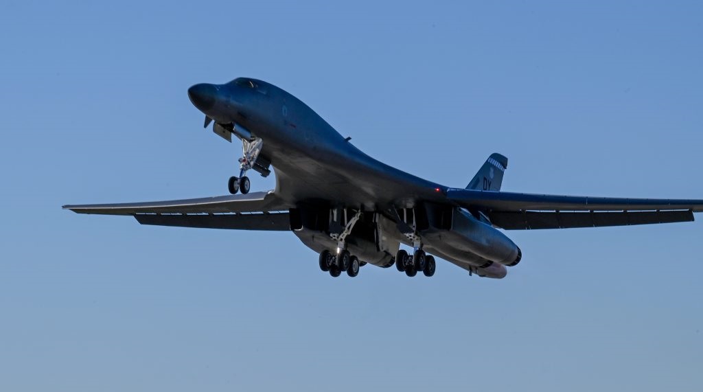USA har udstationeret to grupper af B-1B Lancer supersoniske strategiske bombefly i Storbritannien.