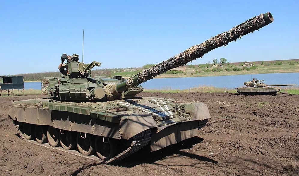 FPV-drone afleverede forsigtigt sprængstof i den åbne luge på en T-80BV og ødelagde en russisk kampvogn