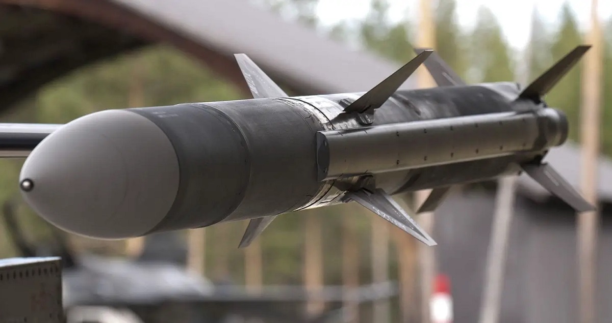 I de kommende år vil Ukraine modtage de mest avancerede AIM-120C-8 AMRAAM-flymissiler med en maksimal rækkevidde på 180 km.