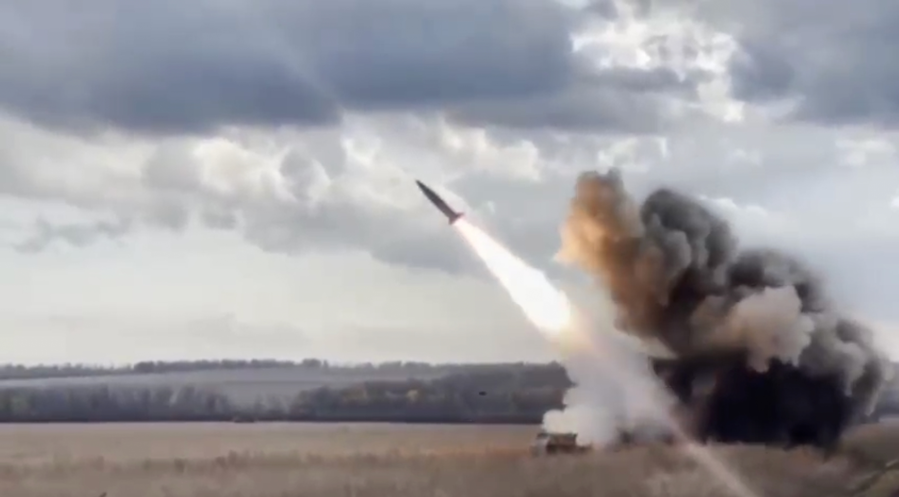 AFU viste en video af, hvordan de affyrede tre ATACMS ballistiske missiler ved hjælp af HIMARS MLRS.