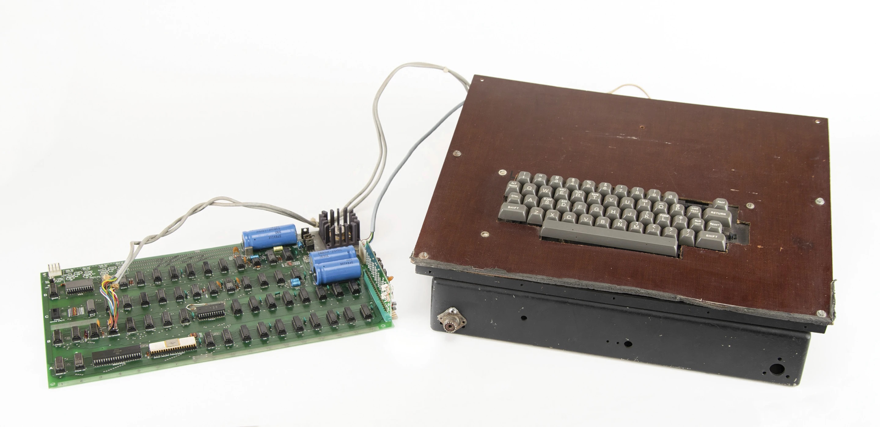 Apples første computer, der udkom i 70'erne, sælges på auktion - det er planen, at den skal sælges for 200.000 dollars.