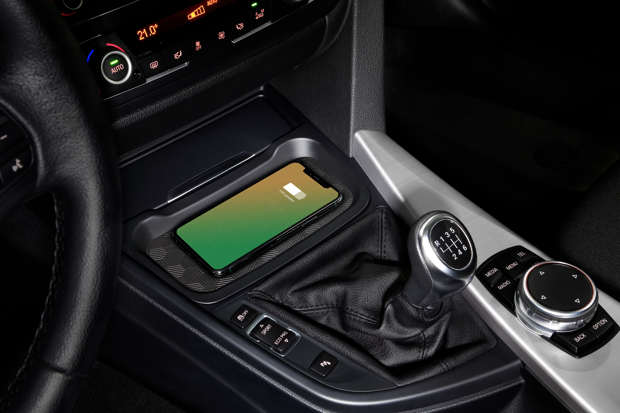 Et andet problem: Trådløs opladning i BMW-biler deaktiverer NFC-chippen, så Apple Pay kan fungere i iPhone 15.