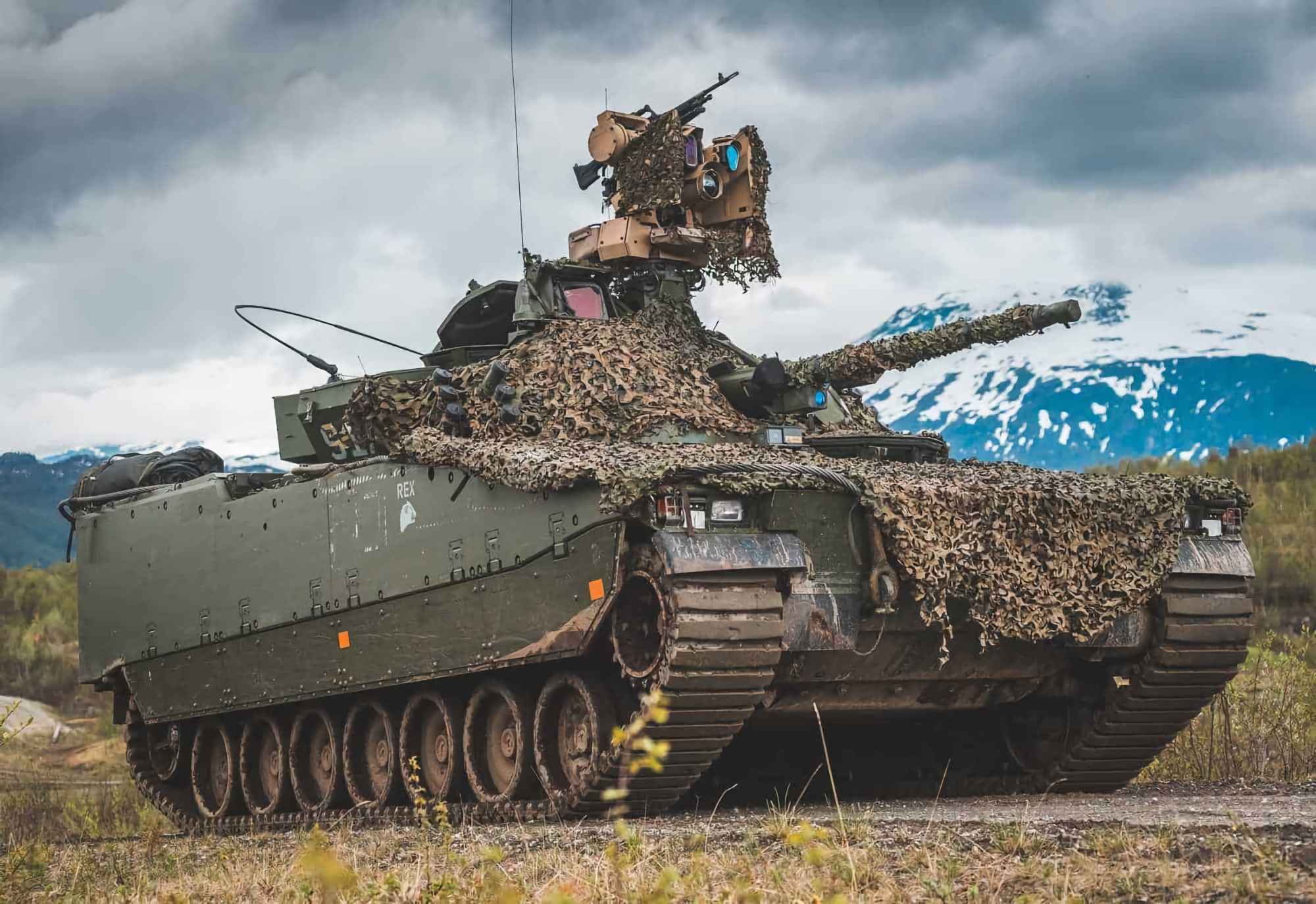 Volodymyr Zelenskyy bekræftede, at Ukraine vil producere svenske CV90-infanterikampkøretøjer