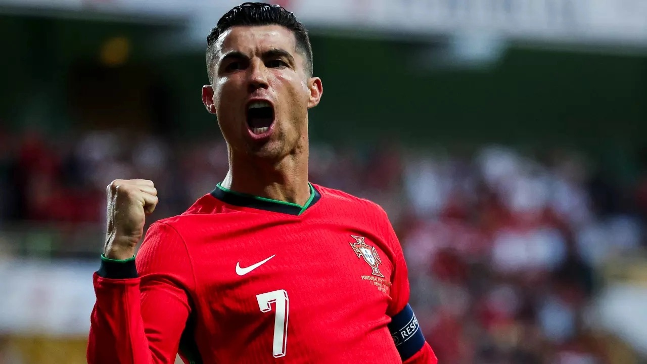 Cristiano Ronaldo lancerede sin YouTube-kanal, slog tjenestens historiske rekord og fik en guldknap - alt sammen på én dag!