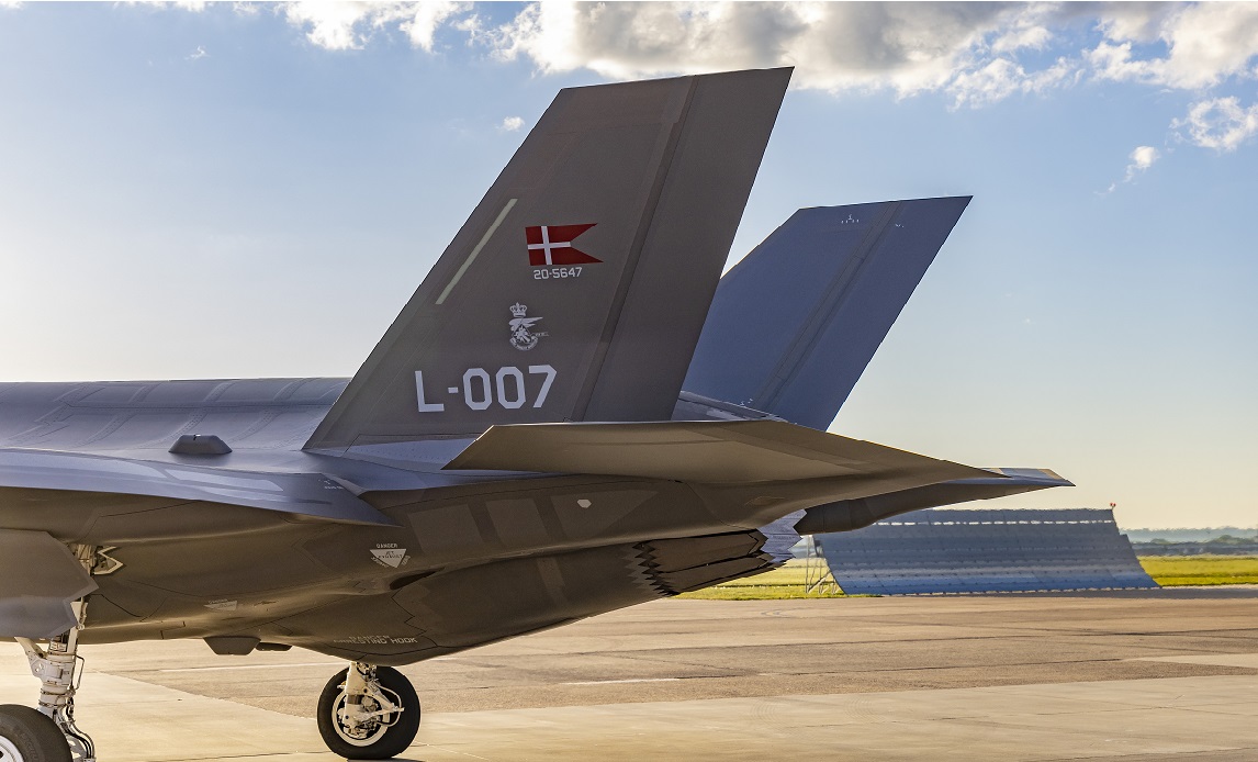 Lockheed Martin har sendt de første femtegenerations F-35 Lightning II-kampfly til Danmark, men leverancerne af de nye fly fortsætter først et år senere.