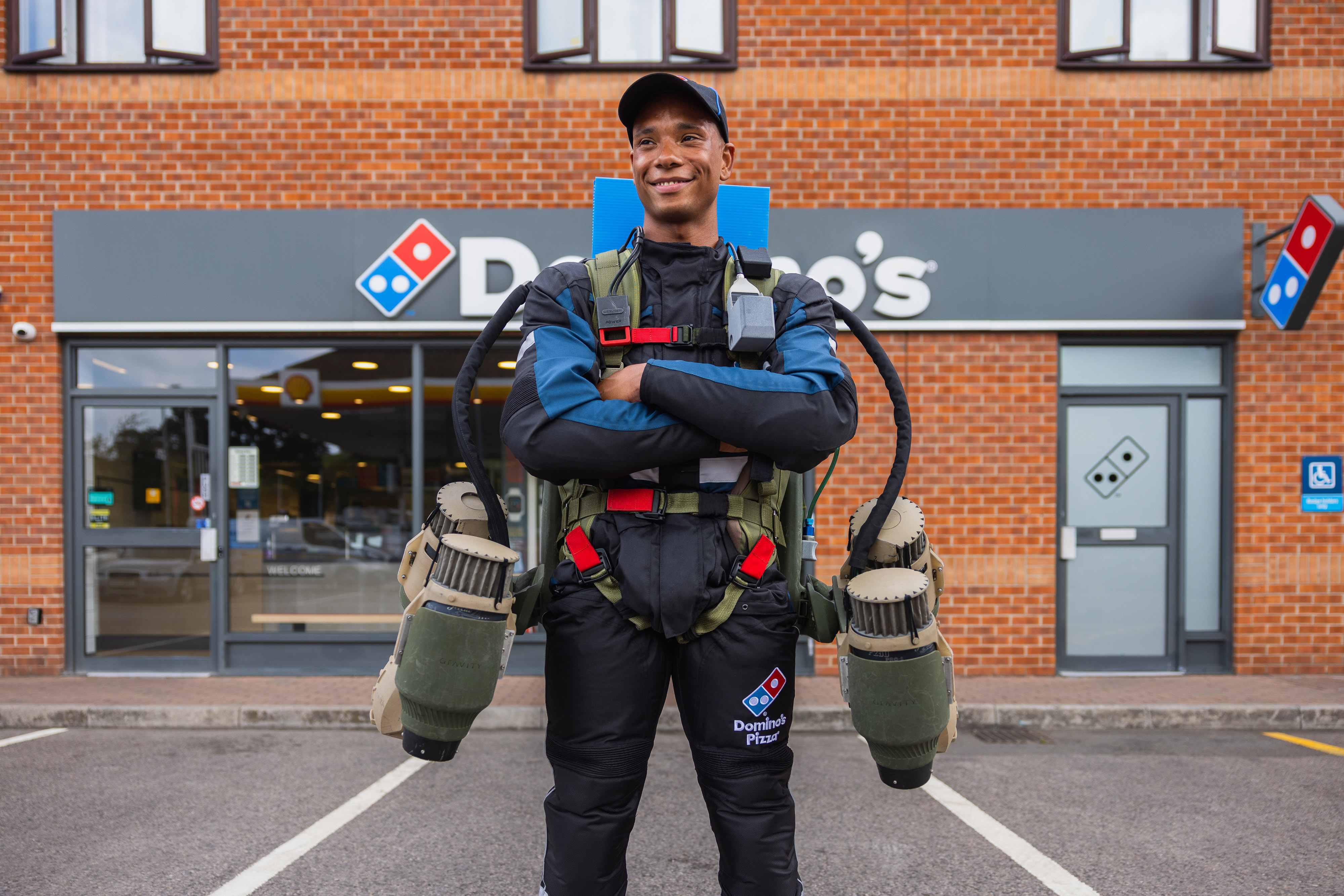 Rocket Man: Domino's Pizza har brugt sin første jetdragt nogensinde til at levere pizzaer fra luften.